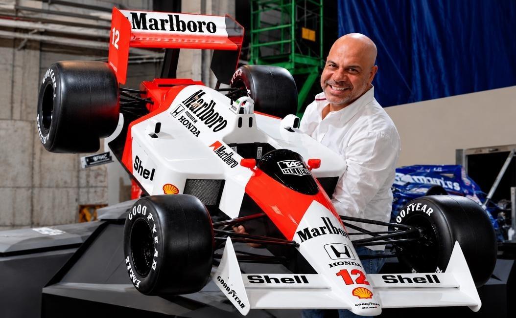 Hotel em Moema traz réplica do carro da primeira vitória de Ayrton Senna na F-1 em exposição gratuita