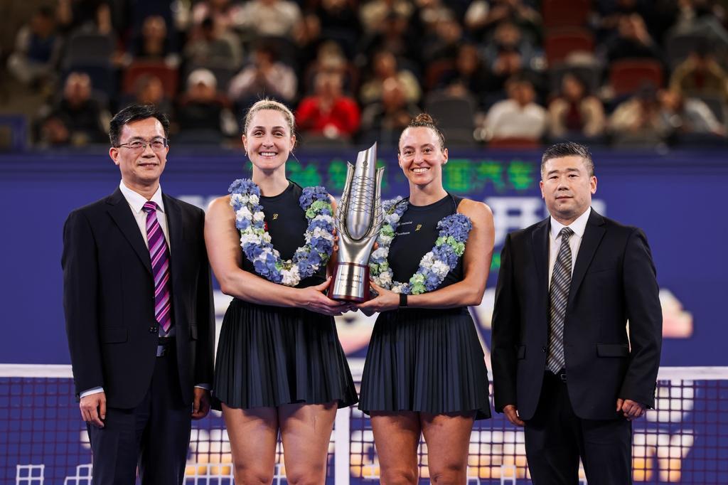 Luisa Stefani é campeã em Wuhan e se torna a dupla número 1 do ano com Dabrowski