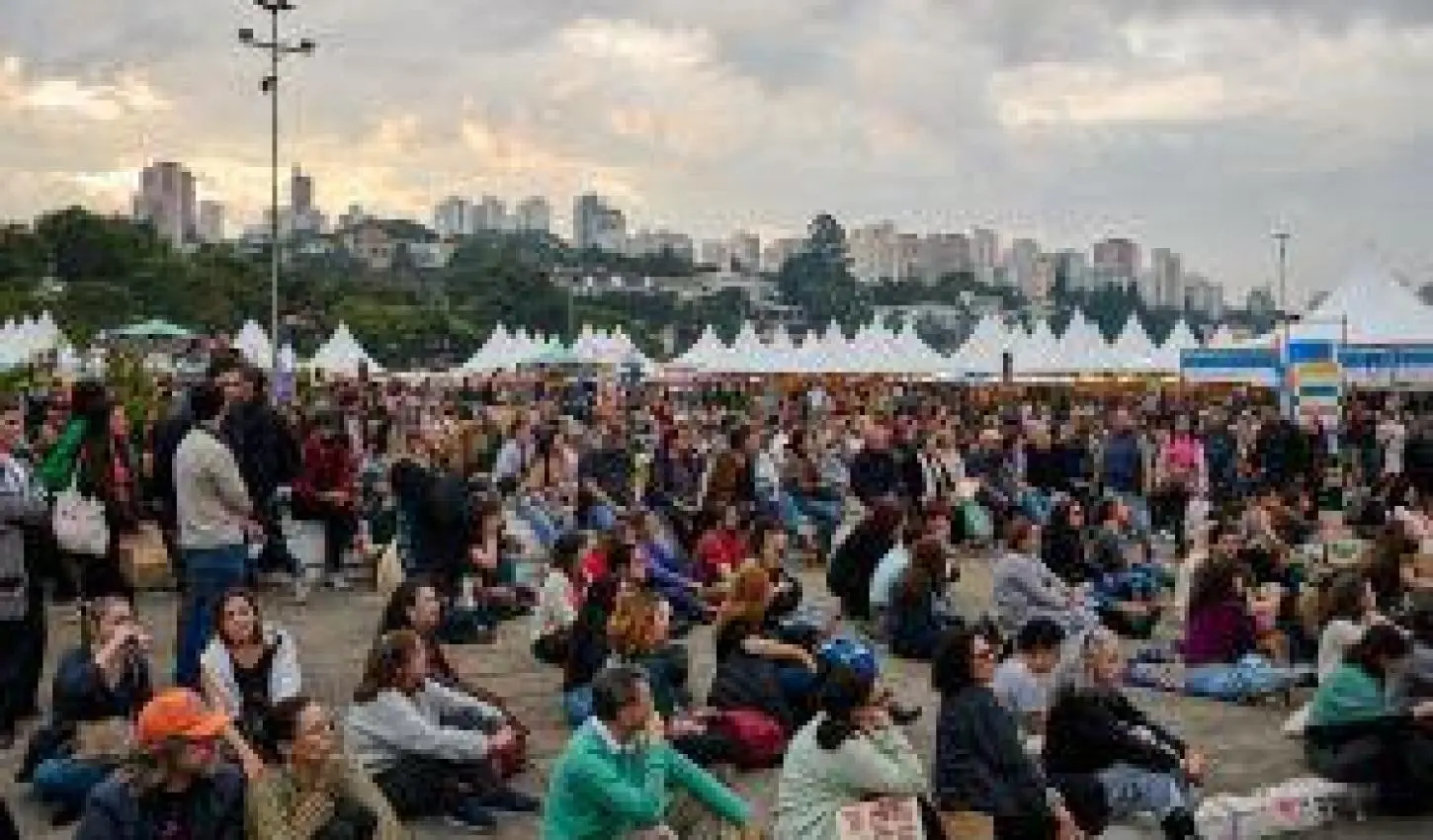 A Feira do Livro 2026 divulga os dez livros mais vendidos no primeiro ...
