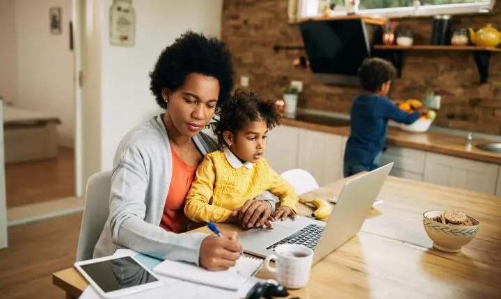 A mãe que empreende não está tentando provar nada, ela está tentando sobreviver com propósito