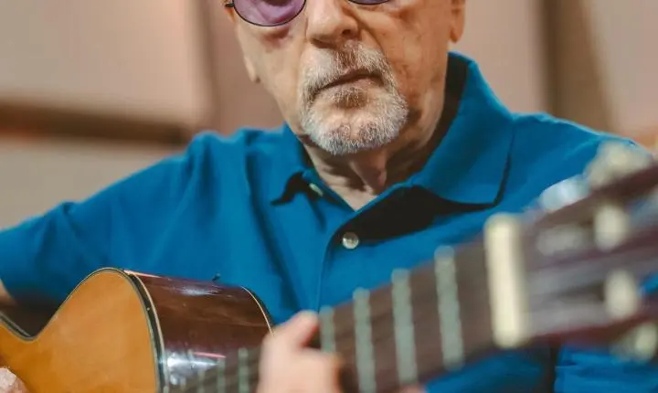 Aos 83 anos, Dino Galvão Bueno lança álbum autoral que celebra parceiros, convidados e a própria história