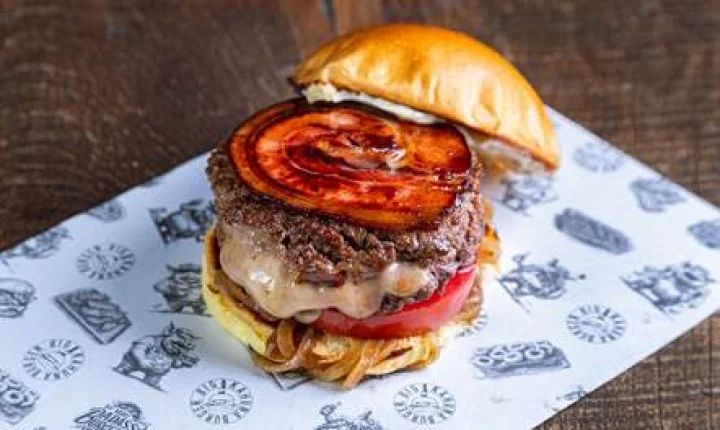 Bacon Day é sugestão para quem gosta da iguaria junto com um ótimo hamburger