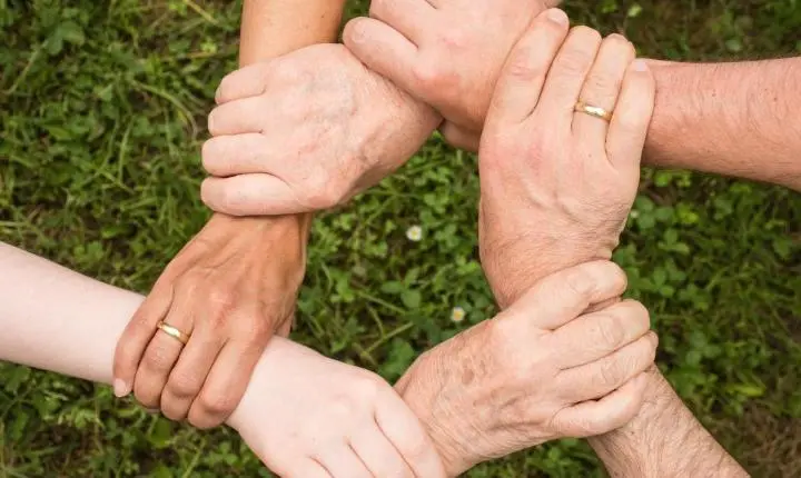 Brasileiros doam, mas ainda concentram solidariedade em momentos de crise