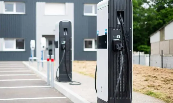 Carros elétricos criam novo desafio nas garagens nos condomínios