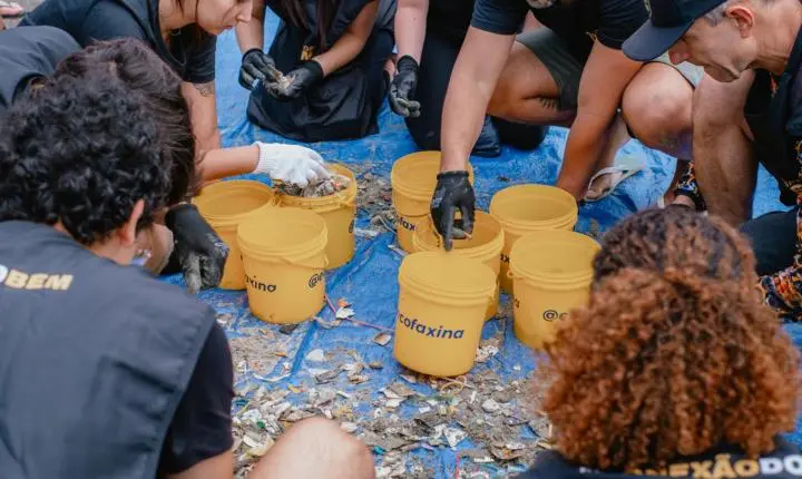 Cleanup Day 2026 reúne cerca de 300 pessoas e retira mais de 62 quilos de resíduos da praia da Aparecida, em Santos