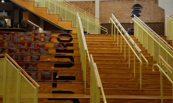 Com 52% de bolsistas, faculdade consolida programa que custeia estudos de alunos na Capital