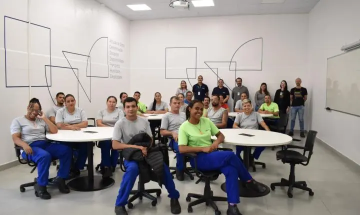 Com salas de aula nas fábricas, multinacional apoia colaboradores na conclusão dos estudos no interior