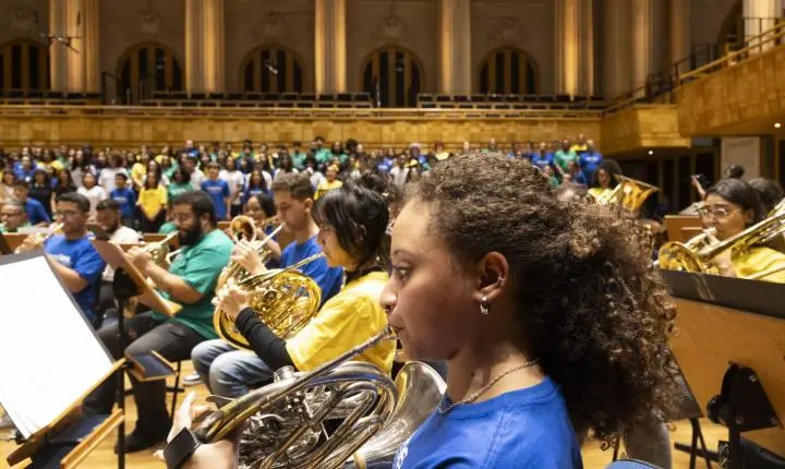 Concerto gratuito na Sala São Paulo reúne músicos da Orquestra Sinfônica Brasileira e alunos de projetos sociais