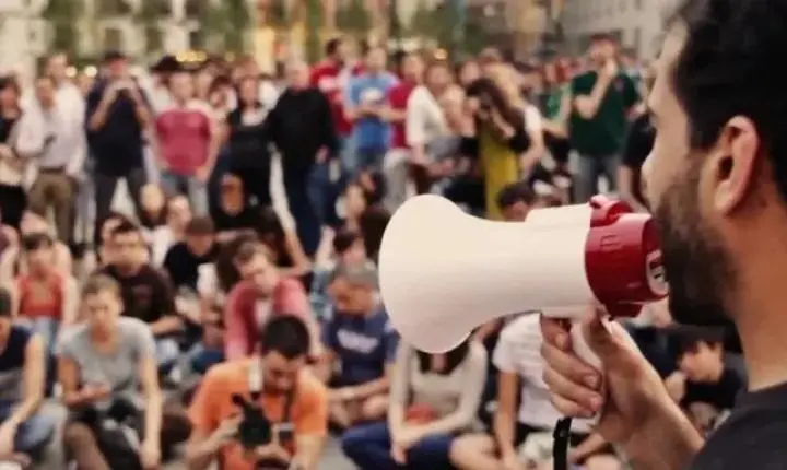 Democracia, eleições e reta final de revisão para o ENEM