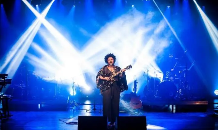 Ellen Oléria leva ao palco um retrato contemporâneo da música afrobrasileira