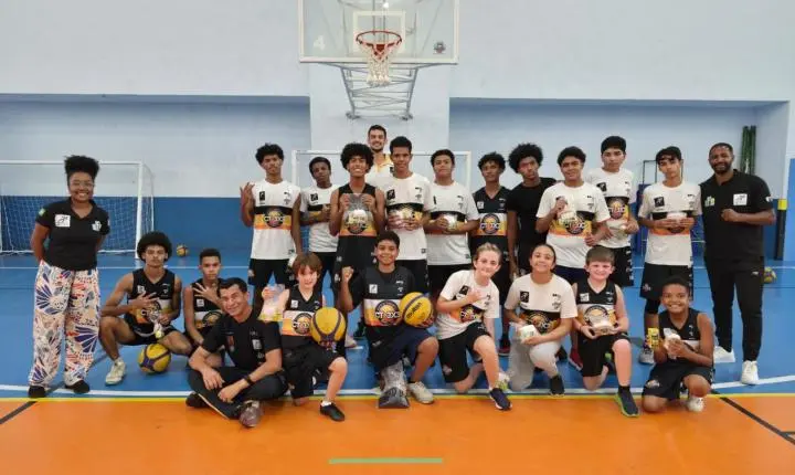 Escolinha gratuita de basquete 3x3 movimenta o centro esportivo na Zona Sul da Capital