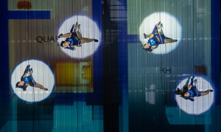 Espetáculo de dança vertical gratuito transforma as paredes do CEU Vila Alpina em rio, na sexta (21)