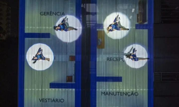 Espetáculo de dança vertical gratuito transforma as paredes do Sesi Taubaté em rio