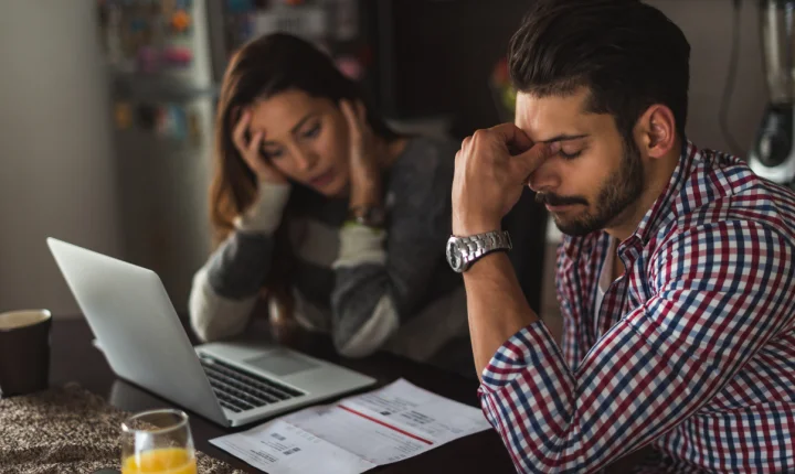 Finanças supera saúde mental como maior desgaste no trabalho