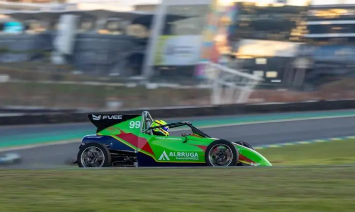 Fórmula Vee agita Interlagos com duelos roda a roda sob chuva