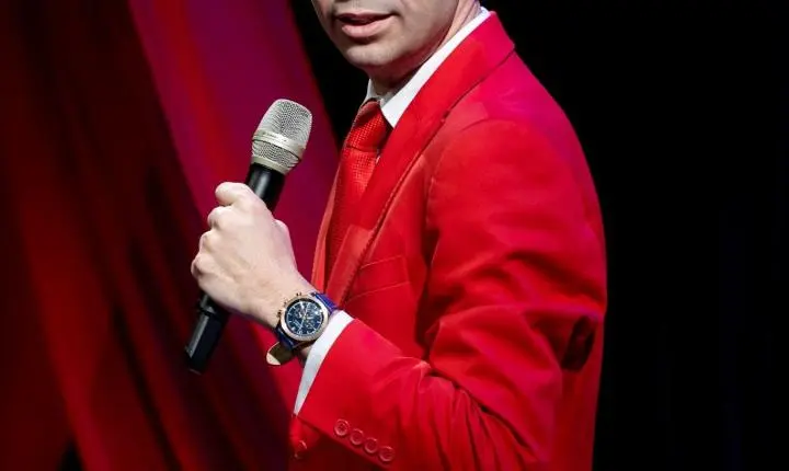 Gustavo Mendes está de volta aos palcos com show inédito de standup, até quinta (24), no Teatro Mooca
