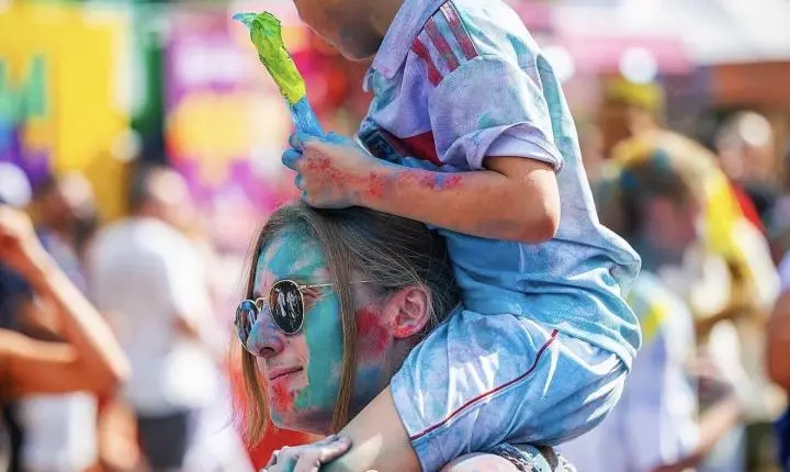 Holi Festival volta ao Largo da Batata com explosões de cores, gastronomia e cultura indiana na Capital