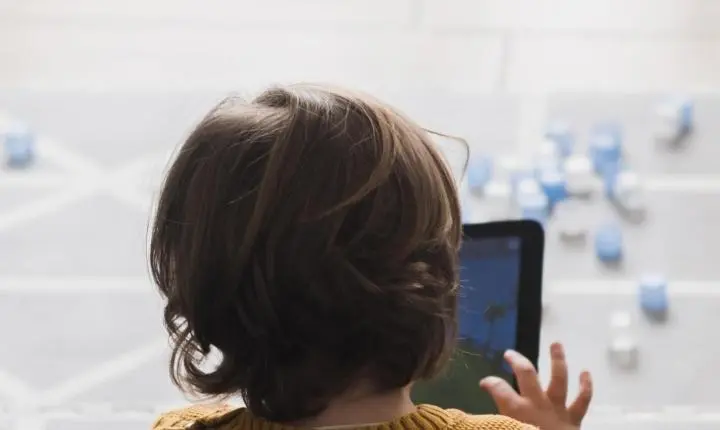 Inteligência artificial avança nas salas de aula e acende alerta sobre aprendizagem e desenvolvimento infantil