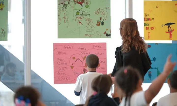 Itaú Cultural lança coleção Caminhando com Arte, com conteúdo inédito dedicado à mediação cultural e à educação não-formal