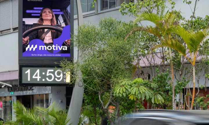 Motiva e JCDecaux reforçam orientações sobre riscos das distrações no trânsito
