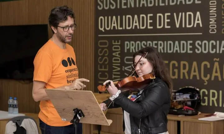 Músicos da Orquestra Sinfônica Brasileira levam aulas de instrumentos e concertos didáticos a jovens de São Paulo