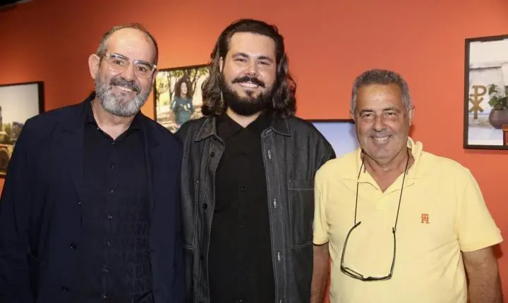 Pai de artista, retratado como drag pelo próprio filho, esteve presente na abertura de exposição