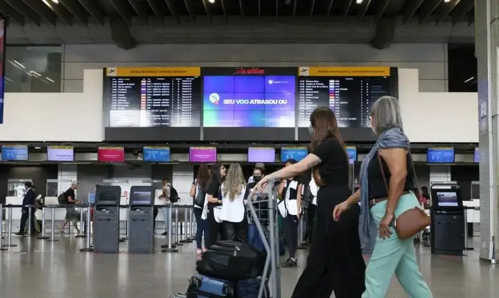 Pane aérea em São Paulo expõe caos nos aeroportos e acende alerta: o que fazer e quais são os direitos dos passageiros 