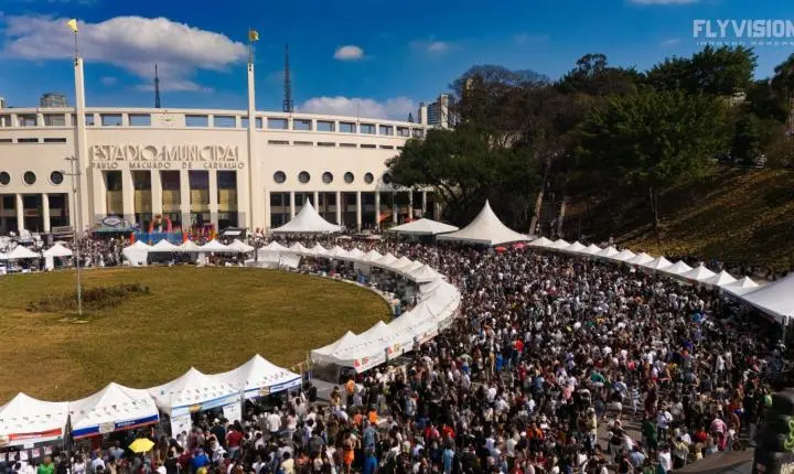 Praça Charles Miller recebe festival gratuito com gastronomia e cultura de 60 países