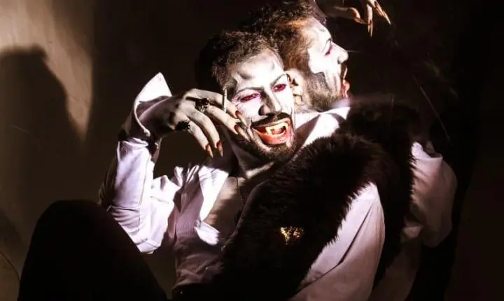 Releitura de Drácula estreia no Centro e leva questões atuais sensíveis ao palco