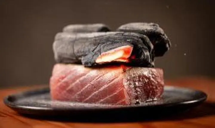 Restaurante japonês apresenta novidades no cardápio que exaltam a brasa e tradição
