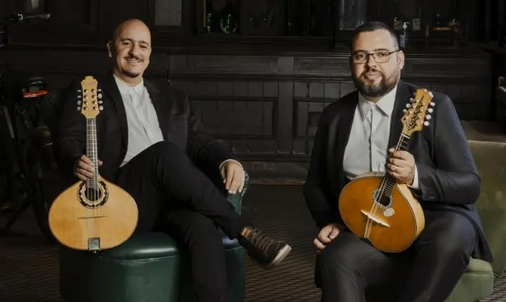 Teatro de Guarulhos recebe show do Banduo lançando Dobras, concebido para dois bandolins