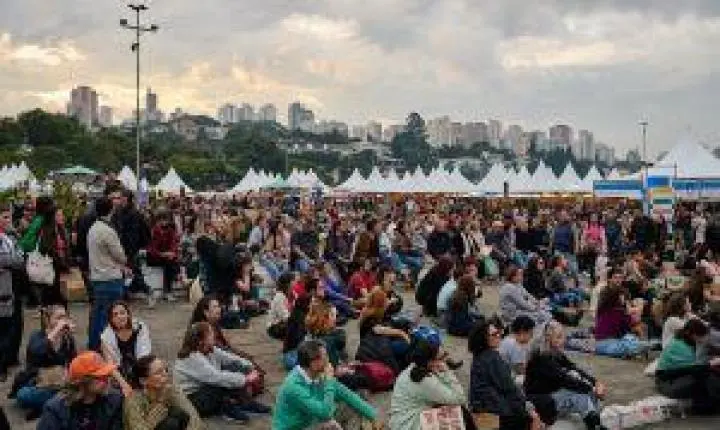Transporte gratuito de ida e volta facilita participação do público n'A Feira do Livro no Pacaembu