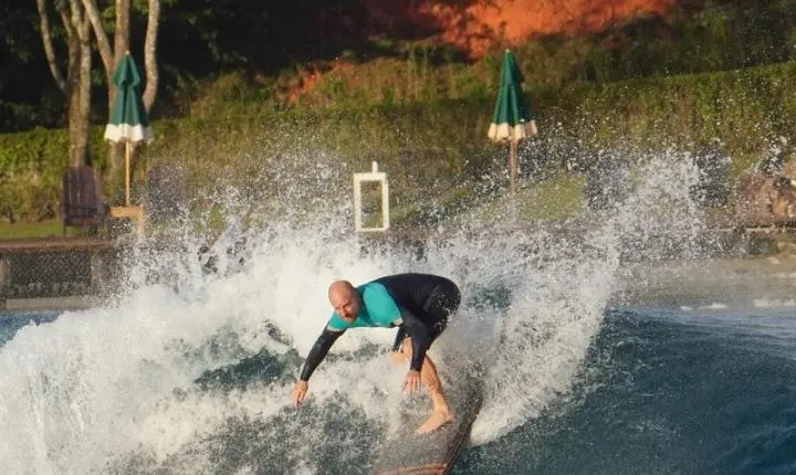 Tricampeão mundial explora o potencial das ondas perfeitas das piscinas de surfe em São Paulo
