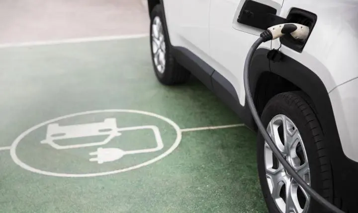 Uso simultâneo de carregadores para carros elétricos em condomínios pode trazer riscos de sobrecarga e incêndio