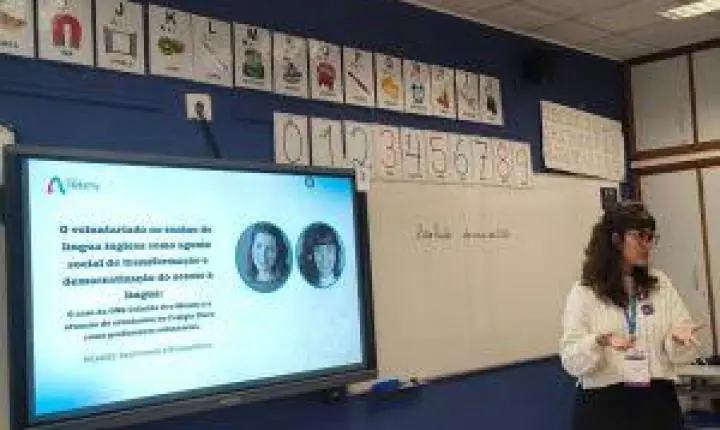 Voluntariado estudantil aproxima jovens de diferentes realidades e amplia acesso ao inglês